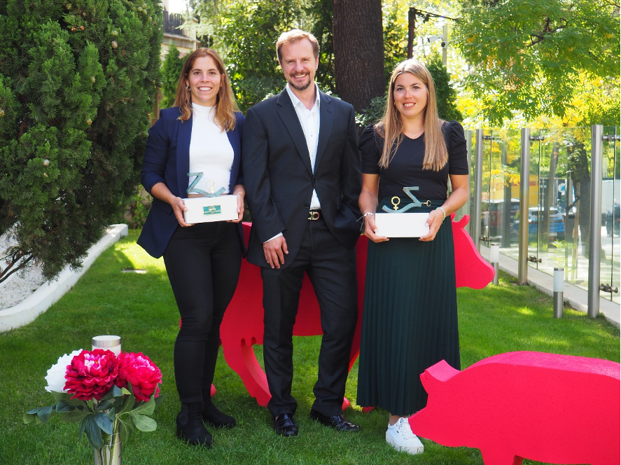 Un grupo de personas posando para una foto en un jardín  Descripción generada automáticamente